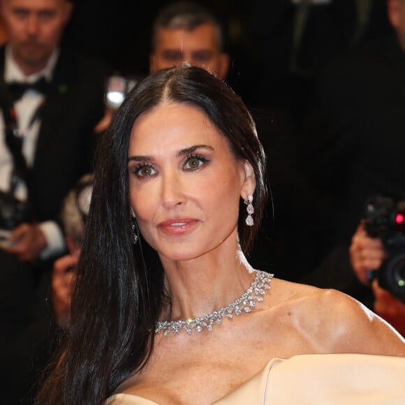 Demi Moore - Montée des marches du film « The Substance » lors du 77ème Festival International du Film de Cannes, au Palais des Festivals à Cannes. Le 19 mai 2024 © Jacovides-Moreau / Bestimage