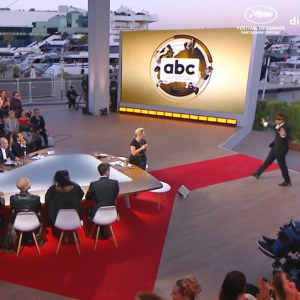 Anne-Elisabeth Lemoine effrayée par une bagarre entre Bertrand Chameroy et un inconnu, dans "C à vous", le 21 mai 2024, sur France 5