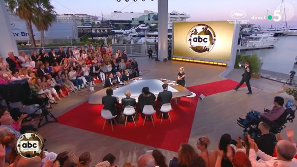 Anne-Elisabeth Lemoine effrayée par une bagarre entre Bertrand Chameroy et un inconnu, dans "C à vous", le 21 mai 2024, sur France 5