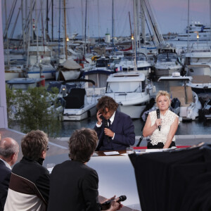 Exclusif - Bertrand Chameroy, Anne-Elisabeth Lemoine sur le plateau de l'émission "C à vous" lors du 77ème Festival International du Film de Cannes, France, le 16 mai 2024. © Jack Tribeca/Bestimage 