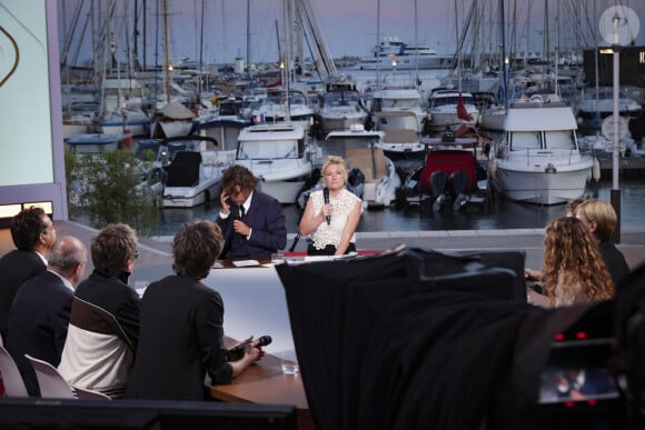 Exclusif - Bertrand Chameroy, Anne-Elisabeth Lemoine sur le plateau de l'émission "C à vous" lors du 77ème Festival International du Film de Cannes, France, le 16 mai 2024. © Jack Tribeca/Bestimage 