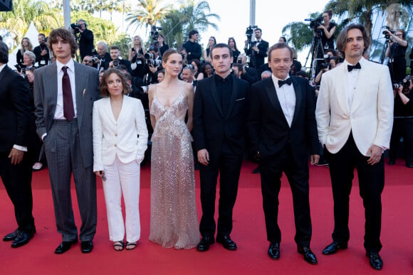 Avec l'équipe du film à ses côtés dont Patrick Mille et Vassili Schneider
Vassili Schneider, Marie Narbonne, Adèle Simphal, Julien De Saint-Jean, Patrick Mille, Dimitri Rassam - Montée des marches du film " Le comte de Monte-Cristo " lors du 77ème Festival International du Film de Cannes, au Palais des Festivals à Cannes. Le 22 mai 2024 © Olivier Borde / Bestimage 