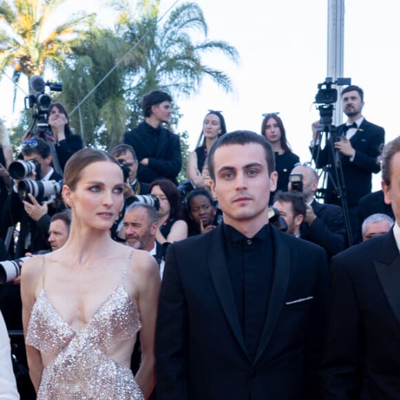 Avec l'équipe du film à ses côtés dont Patrick Mille et Vassili Schneider
Vassili Schneider, Marie Narbonne, Adèle Simphal, Julien De Saint-Jean, Patrick Mille, Dimitri Rassam - Montée des marches du film " Le comte de Monte-Cristo " lors du 77ème Festival International du Film de Cannes, au Palais des Festivals à Cannes. Le 22 mai 2024 © Olivier Borde / Bestimage 