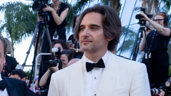 Festival de Cannes 2024 : Un clin d'oeil à son ex Charlotte Casiraghi ? Ce détail du costume de Dimitri Rassam interpelle