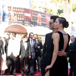 Pierre Niney et sa compagne Natasha Andrews - Montée des marches du film " Le comte de Monte-Cristo " lors du 77ème Festival International du Film de Cannes, au Palais des Festivals à Cannes. Le 22 mai 2024 © Olivier Borde / Bestimage 