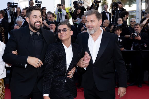 Artus, Clovis Cornillac et l'équipe du film "Un p'tit truc en plus" - Montée des marches du film " Le comte de Monte-Cristo " lors du 77ème Festival International du Film de Cannes, au Palais des Festivals à Cannes. Le 22 mai 2024 © Jacovides-Moreau / Bestimage 