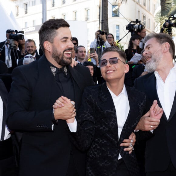 Alice Belaidi, Artus, Clovis Cornillac et l'équipe du film "Un p'tit truc en plus" - Montée des marches du film " Le comte de Monte-Cristo " lors du 77ème Festival International du Film de Cannes, au Palais des Festivals à Cannes. Le 22 mai 2024 © Jacovides-Moreau / Bestimage 