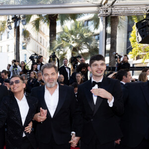 Alice Belaidi, Artus, Clovis Cornillac, Marc Riso et l'équipe du film "Un p'tit truc en plus" - Montée des marches du film " Le comte de Monte-Cristo " lors du 77ème Festival International du Film de Cannes, au Palais des Festivals à Cannes. Le 22 mai 2024 © Jacovides-Moreau / Bestimage 