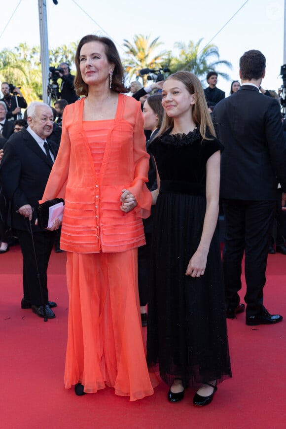 Carole Bouquet et sa petite-fille Darya Rassam - Montée des marches du film " Le comte de Monte-Cristo " lors du 77ème Festival International du Film de Cannes, au Palais des Festivals à Cannes. Le 22 mai 2024 © Olivier Borde / Bestimage 