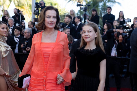 Carole Bouquet et sa petite-fille Darya Rassam - Montée des marches du film " Le comte de Monte-Cristo " lors du 77ème Festival International du Film de Cannes, au Palais des Festivals à Cannes. Le 22 mai 2024 © Olivier Borde / Bestimage 