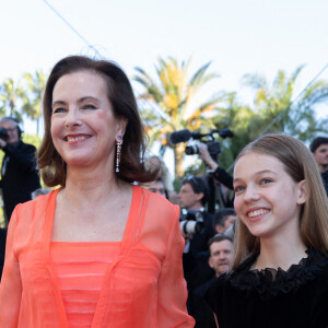 Carole Bouquet et sa petite-fille Darya Rassam - Montée des marches du film " Le comte de Monte-Cristo " lors du 77ème Festival International du Film de Cannes, au Palais des Festivals à Cannes. Le 22 mai 2024 © Olivier Borde / Bestimage 