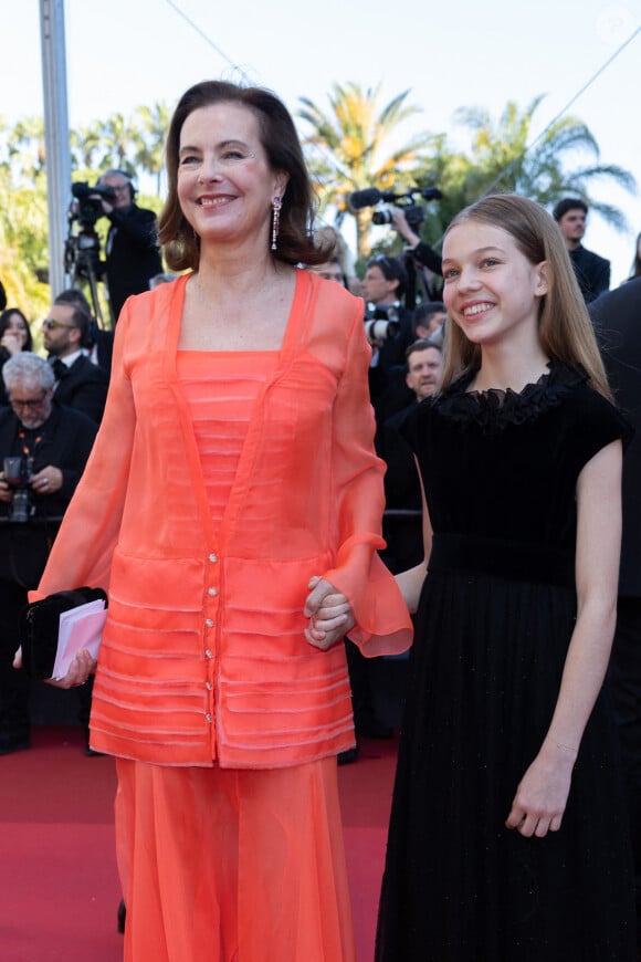 Carole Bouquet et sa petite-fille Darya Rassam - Montée des marches du film " Le comte de Monte-Cristo " lors du 77ème Festival International du Film de Cannes, au Palais des Festivals à Cannes. Le 22 mai 2024 © Olivier Borde / Bestimage 