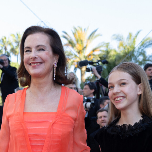 Carole Bouquet et sa petite-fille Darya Rassam - Montée des marches du film " Le comte de Monte-Cristo " lors du 77ème Festival International du Film de Cannes, au Palais des Festivals à Cannes. Le 22 mai 2024 © Olivier Borde / Bestimage 