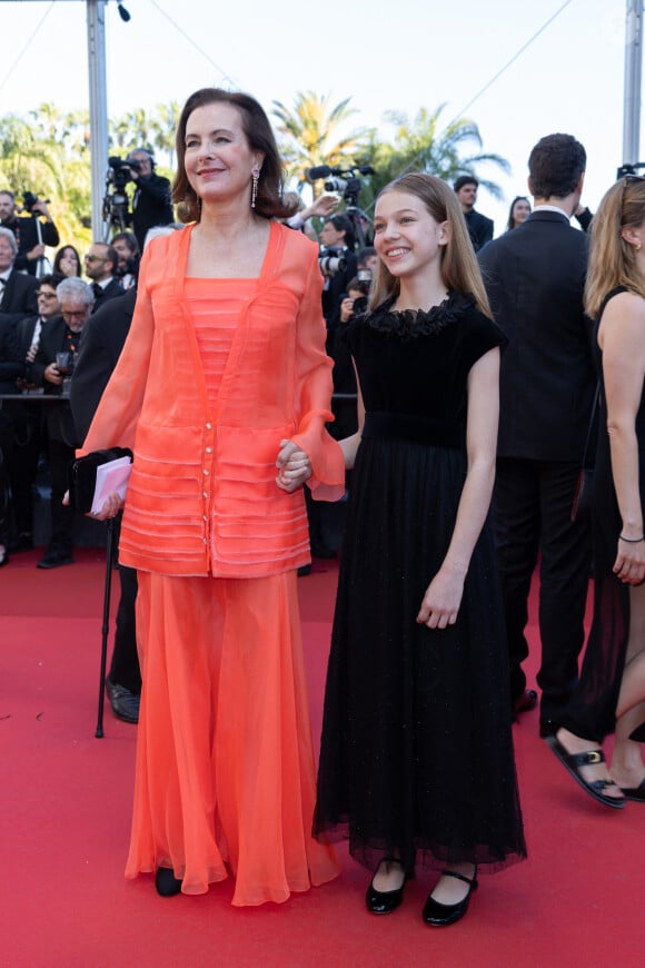 Carole Bouquet et Darya, fille de Dimitri Rassam et Masha Novoselova, ont soutenu le cinéaste
Carole Bouquet et sa petite-fille Darya Rassam - Montée des marches du film " Le comte de Monte-Cristo " lors du 77ème Festival International du Film de Cannes, au Palais des Festivals à Cannes. Le 22 mai 2024 © Olivier Borde / Bestimage