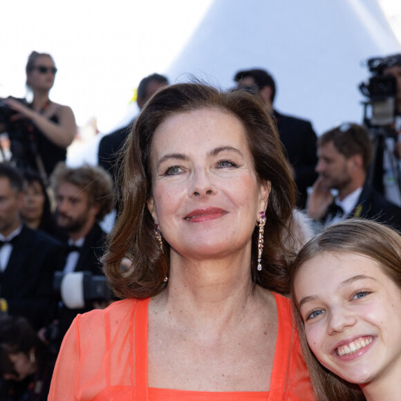 Carole Bouquet et sa petite-fille Darya Rassam - Montée des marches du film " Le comte de Monte-Cristo " lors du 77ème Festival International du Film de Cannes, au Palais des Festivals à Cannes. Le 22 mai 2024 © Jacovides-Moreau / Bestimage 