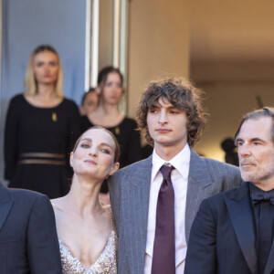 Alexandre de La Patellière, Marie Narbonne, Dimitri Rassam, Anamaria Vartolomei, Patrick Mille, Adèle Simphal, Vassili Schneider, Matthieu Delaporte, Anaïs Demoustier (enceinte), Pierre Niney, Pierfrancesco Favino, Laurent Lafitte - Montée des marches du film " Le comte de Monte-Cristo " lors du 77ème Festival International du Film de Cannes, au Palais des Festivals à Cannes. Le 22 mai 2024 © Olivier Borde / Bestimage 