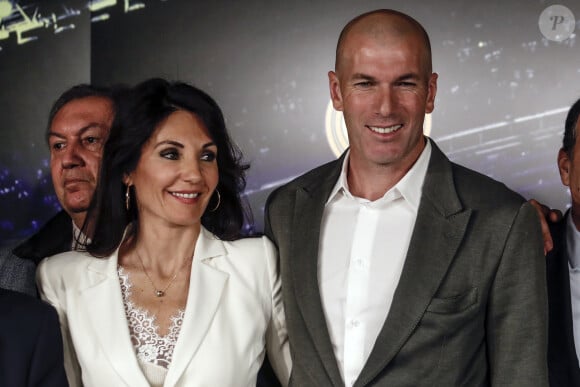 Le nouvel entraîneur du Real Madrid Zinedine Zidane et sa femme Véronique après la conférence de presse au stade Santiago Bernabeu à Madrid, Espagne, le 11 mars 2019.