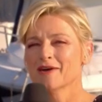 Look "wahou" pour Anne-Elisabeth Lemoine en direct de Cannes : l'équipe de C à vous sous le charme... à sa grande surprise