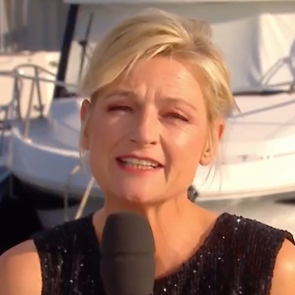 Le look d'Anne-Elisabeth Lemoine fait sensation auprès de l'équipe de "C à vous", le 23 mai 2024, sur France 5