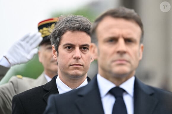 Gabriel Attal, premier ministre avec Emmanuel Macron, président de la République - Le président Emmanuel Macron lors de la cérémonie de commémoration du 79ème anniversaire de la Victoire du 8 mai 1945, devant l'Arc de Triomphe à Paris le 8 mai 2024. © Eric Tschaen / Pool / Bestimage 