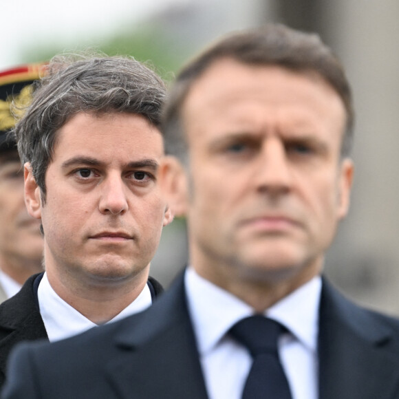 Gabriel Attal, premier ministre avec Emmanuel Macron, président de la République - Le président Emmanuel Macron lors de la cérémonie de commémoration du 79ème anniversaire de la Victoire du 8 mai 1945, devant l'Arc de Triomphe à Paris le 8 mai 2024. © Eric Tschaen / Pool / Bestimage 