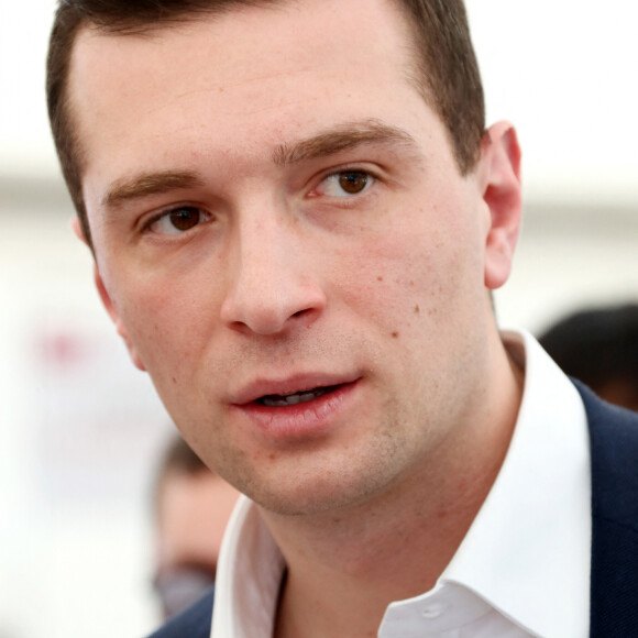 Jordan Bardella, president du Rassemblement National, en compagnie d'Edwige Diaz députée RN, Mathieu Valet, ancien policier chroniqueur TV engagé au RN, et de Jean-Paul Garraud député RN, ouvre et participe au 28eme "Printemps des vins de Blaye", avant de tenir un meeting à Royan, le 13 Avril 2024 à Blaye. © Patrick Bernard/ Bestimage
