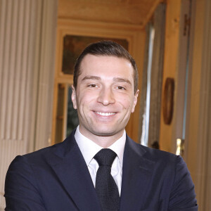 Portrait de Jordan Bardella (Parti Rassemblement National) lors du petit-déjeuner/débat pour les élections européennes à Paris. Le 5 avril 2024 © Cédric Perrin / Bestimage