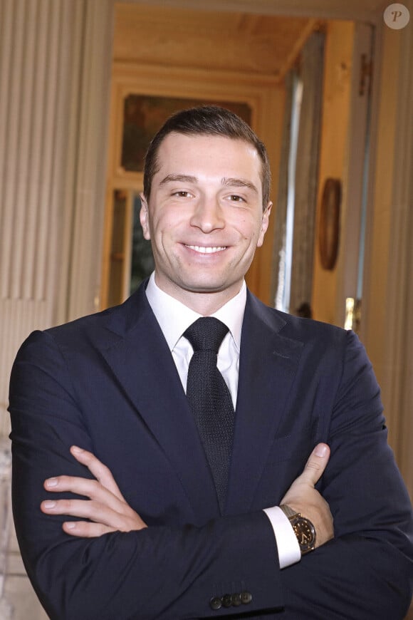 Portrait de Jordan Bardella (Parti Rassemblement National) lors du petit-déjeuner/débat pour les élections européennes à Paris. Le 5 avril 2024 © Cédric Perrin / Bestimage