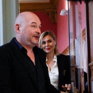 Il est également soumis à un contrôle judiciaire très strict. 
Sébastien Cauet et sa compagne Nathalie Dartois - Suspendu de l'antenne après une enquête pour viol, Sébastien Cauet réclame en justice son retour sur NRJ au tribunal de commerce de Paris, France, le 18 mars 2028. L'animateur de radio a assigné la station en justice pour exiger son retour sur les ondes. L'animateur, suspendu depuis novembre dernier de l'antenne de NRJ, fait désormais l'objet d'au moins 5 plaintes pour viol ou agression sexuelle. © Christiophe Clovis/Bestimage