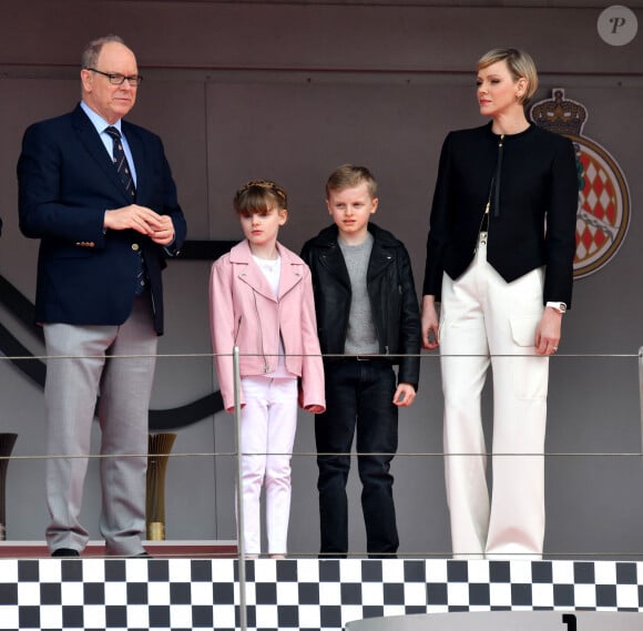 Le prince Albert II de Monaco, la princesse Charlene et leurs enfants la princesse Gabriella et le prince héréditaire Jacques ont assisté au Monaco E-Prix 2024, le 27 avril 2024. © Bruno Bebert/Bestimage