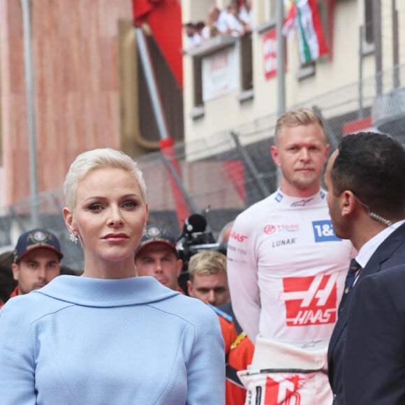 comme des combinaisons, tenues moins conventionnelles pour une personnalité royale. Elle en a choisi une pour un événement lié au Grand Prix de Monaco
La princesse Charlene de Monaco lors du Grand Prix de Monaco 2022 de F1, à Monaco, le 29 mai 2022. © Claudia Albuquerque/Bestimage