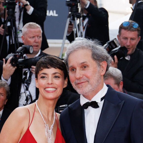 Bérénice Bejo, Serge Hazanavicius - Montée des marches du film " La plus précieuse des marchandises " lors du 77ème Festival International du Film de Cannes, au Palais des Festivals à Cannes. Le 24 mai 2024 © Jacovides-Moreau / Bestimage 