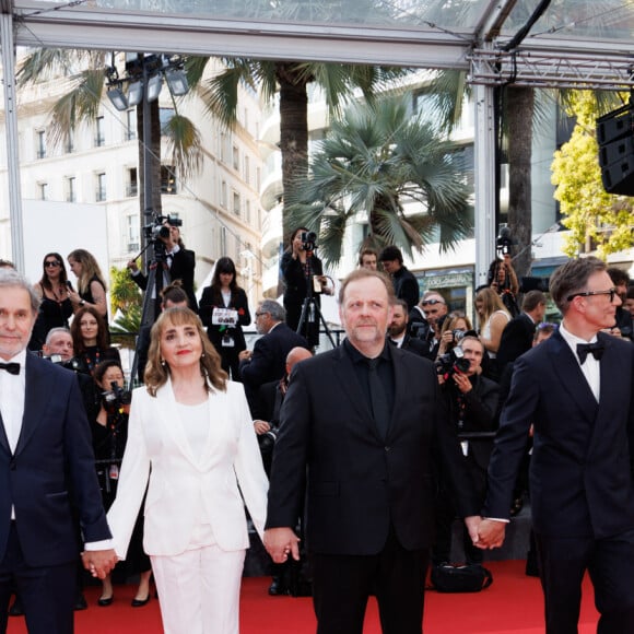 Patrick Sobelman, Serge Hazanavicius, Dominique Blanc, Grégory Gadebois, Michel Hazanavicius, Florence Gastaud - Montée des marches du film " La plus précieuse des marchandises " lors du 77ème Festival International du Film de Cannes, au Palais des Festivals à Cannes. Le 24 mai 2024 © Jacovides-Moreau / Bestimage