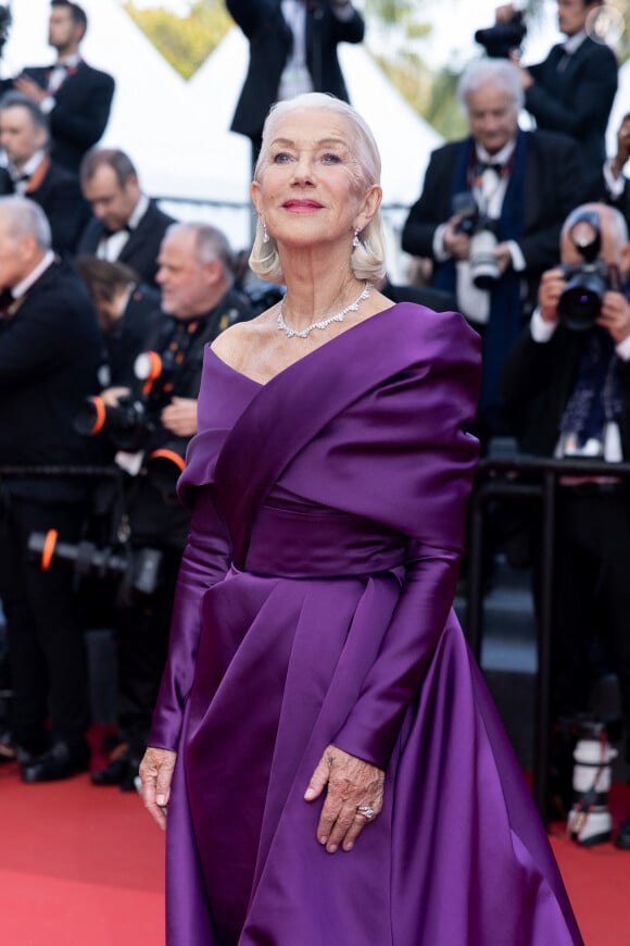 Helen Mirren - Montée des marches du film " La plus précieuse des marchandises " lors du 77ème Festival International du Film de Cannes, au Palais des Festivals à Cannes. Le 24 mai 2024 © Olivier Borde / Bestimage