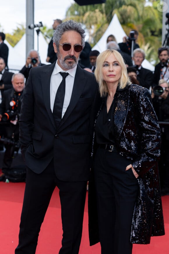 Frédéric Chaudier et sa femme Emmanuelle Béart - Montée des marches du film " La plus précieuse des marchandises " lors du 77ème Festival International du Film de Cannes, au Palais des Festivals à Cannes. Le 24 mai 2024 © Olivier Borde / Bestimage 