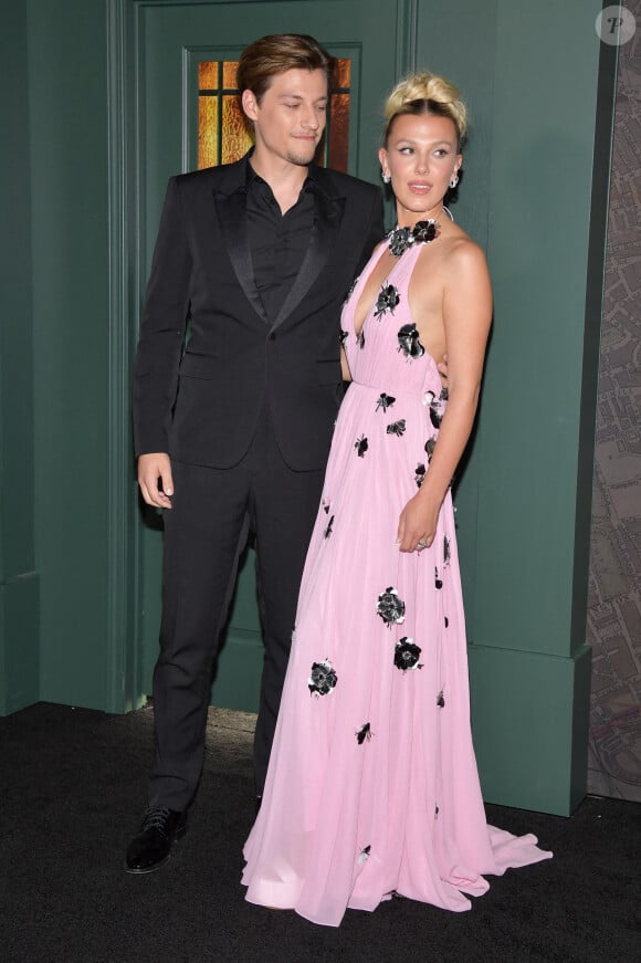 Jake Bongiovi n'a pas choisi n'importe quelle bague, puisqu'il s'agit d'une bague de la mère de Millie Bobby Brown.
Jake Bongiovi et Millie Bobby Brown assistent à la première mondiale de "Enola Holmes 2," au Paris Theater, New York City, le 27 octobre 2022. Anthony Behar/SPUS/ABACAPRESS.COM