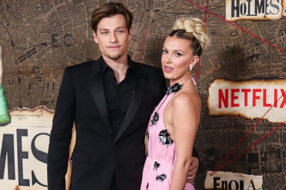 L'acteur américain Jake Bongiovi et sa petite amie, l'actrice britannique Millie Bobby Brown, portant des vêtements Louis Vuitton, arrivent à la première mondiale de "Enola Holmes 2" de Netflix, qui s'est tenue au Paris Theater le 27 octobre 2022 à Manhattan. Jordan Hinton/Image Press Agency/ABACAPRESS.COM