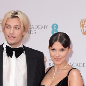 Millie Bobby Brown et Jake Bongiovi arrivent à la cérémonie des EE British Academy Film Awards à Londres, le 13 mars 2022. Doug Peters/EMPICS