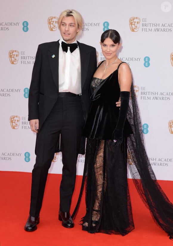 Millie Bobby Brown et Jake Bongiovi arrivent à la cérémonie des EE British Academy Film Awards à Londres, le 13 mars 2022. Doug Peters/EMPICS