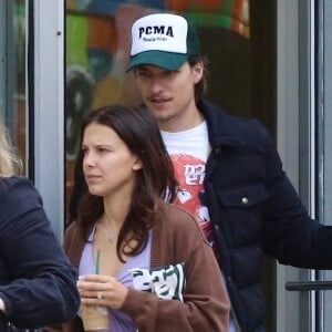 Info - Millie Bobby Brown s'est mariée avec son fiancé Jake Bongiovi - New York City, NY - EXCLUSIVE - Millie Bobby Brown steps out in pajamas for a coffee run with fiance Jake Bongiovi while out in Manhattan’s Downtown area. Millie is currently filming the Final Season of “Stranger Things”. Pictured: Millie Bobby Brown, Jake Bongiovi 