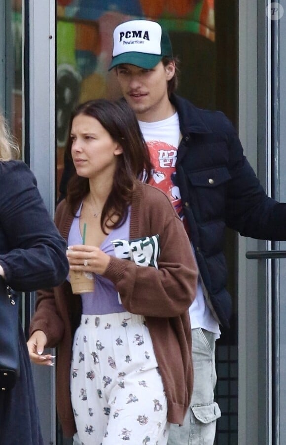 Info - Millie Bobby Brown s'est mariée avec son fiancé Jake Bongiovi - New York City, NY - EXCLUSIVE - Millie Bobby Brown steps out in pajamas for a coffee run with fiance Jake Bongiovi while out in Manhattan’s Downtown area. Millie is currently filming the Final Season of “Stranger Things”. Pictured: Millie Bobby Brown, Jake Bongiovi 