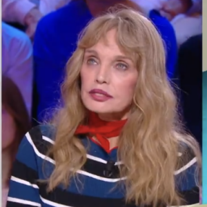 Invitée sur le plateau de l'émission "Quelle Époque !" dans le cadre de la promotion de son nouvel album "ICONICS", Arielle Dombasle a évoqué le tragique décès de sa mère 
Émission "Quelle Époque"sur France 2