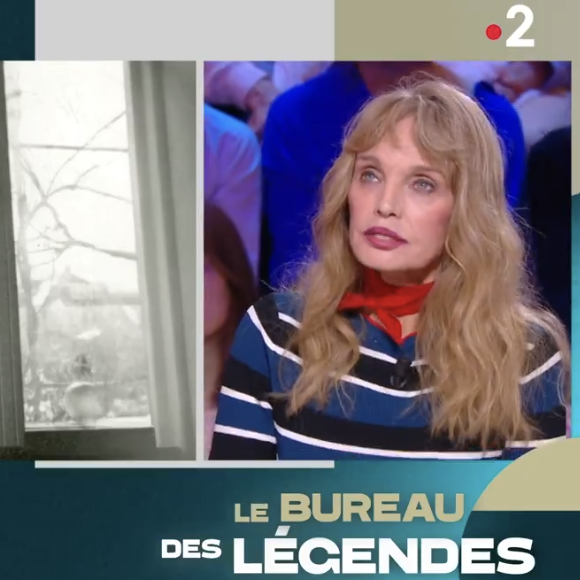 Invitée sur le plateau de l'émission "Quelle Époque !" dans le cadre de la promotion de son nouvel album "ICONICS", Arielle Dombasle a évoqué le tragique décès de sa mère 
Émission "Quelle Époque"sur France 2