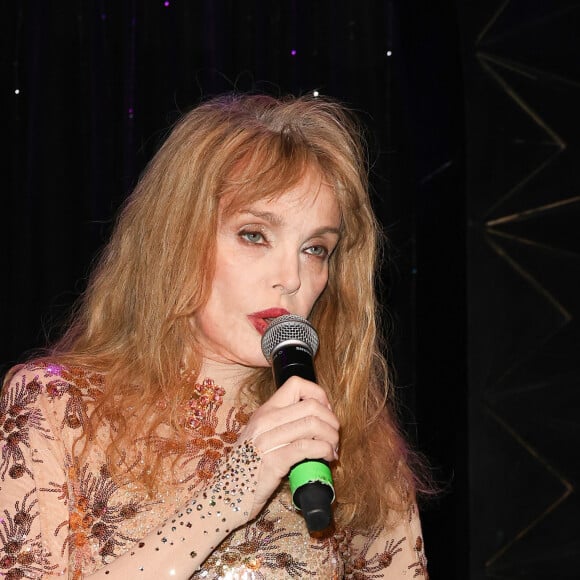 Exclusif - Arielle Dombasle - Arielle Dombasle en showcase pour la promotion du lancement de l'album "Iconics" au Boeuf sur le Toit à Paris le 15 mai 2024. © Coadic Guirec/Bestimage 