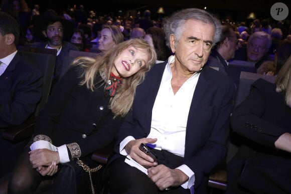 Bernard-Henri Levy avec sa femme Arielle Dombasle - La grande conférence du collectif agirensemble présente "Solitude d'Israël", le livre de Bernard-Henri Lévy à la salle Pleyel à Paris le 19 mars 2024. © Cédric Perrin / Bestimage 