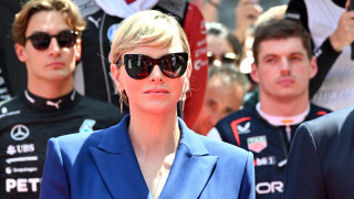 Charlene de Monaco éblouissante en bleu, elle brille aux côtés d'Albert de Monaco ému après la victoire de Charles Leclerc