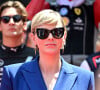 Elle a choisi de porter un tailleur bleu electrique et des boucles d'oreille de la marque Louis Vuitton assortie à sa paire de lunettes de soleil. 
La princesse Charlène de Monaco pendant les hymnes lors du Grand Prix de Formule 1 (F1) de Monaco, le 26 mai 2024. © Bruno Bebert/Bestimage