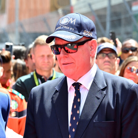 Une fois n'est pas coutume, l'épouse du prince Albert II a brillé à ses côtés ce dimanche 26 mai. 
La princesse Charlène de Monaco et le prince Albert II de Monaco pendant les hymnes lors du Grand Prix de Formule 1 (F1) de Monaco, le 26 mai 2024. © Bruno Bebert/Bestimage