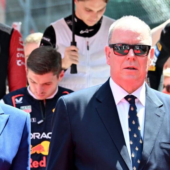 Une tenue remarquée surtout pour une occasion comme celle d'aujourd'hui. 
La princesse Charlène de Monaco et le prince Albert II de Monaco pendant les hymnes lors du Grand Prix de Formule 1 (F1) de Monaco, le 26 mai 2024. © Bruno Bebert/Bestimage