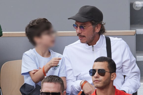 Reda Kateb et son fils Enzo - Célébrités dans les tribunes des Internationaux de France de tennis de Roland Garros 2024 à Paris le 26 mai 2024. © Moreau-Jacovides/Bestimage